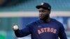 El jardinero izquierdo de los Astros de Houston, Yordan Álvarez, habla con sus compañeros de equipo antes de un partido de béisbol contra los Yankees de Nueva York, el viernes 1 de septiembre de 2023, en Houston. (Foto AP/Kevin M. Cox)