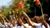 FOTO ARCHIVO. Las Damas de Blanco protestan con flores y vestidas de blanco exigiendo la libertad de los presos políticos.