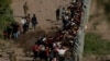 Migrantes de Cuba y Venezuela, mayoritariamente, tras cruzar el Río Grande desde México por Eagle Pass, Texas, el 13 de julio de 2022.