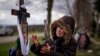 Valentyna Nechyporenko llora en la tumba de su hijo Ruslan, en su funeral, en el cementerio en Bucha, a las afueras de Kiev. (AP/Emilio Morenatti)