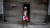 Una mujer que vende bolsas de plástico espera por clientes en La Habana. En medio de la escasez de casi todo, el dengue cobra fuerza. (AP Foto/Ramon Espinosa)