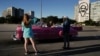 Turistas alemanes se toman fotos este 5 de enero, en la Plaza de la Revolución, en la Habana. REUTERS/Alexandre Meneghini