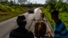 Autos, camiones, peatones y carretones de caballo confluyen en las carreteras cubanas.