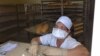 Cubanos usan máscaras protectoras contra el coronavirus. (Foto: Facebook de Pedro Luis García)