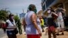 Cubanos en busca de productos básicos. (AP Photo/Ramón Espinosa).