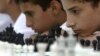 Foto Archivo. Cubanos participan en una simultánea en Cuba contra el Gran Maestro Anatoly Karpov en 2004. REUTERS/Claudia Daut CD