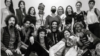 El Osorbo, al centro en el piso, rodeado de artistas e intelectuales del Movimiento San Isidro y del #27N.