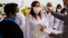 Medicos cubanos llegan a Martinica, en junio pasado. (Lionel CHAMOISEAU / AFP)