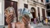 Pesos cubanos (CUP) a la izquierda y CUC a la derecha.