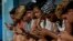 Jóvenes cubanos se conectan a internet desde su teléfono móvil en La Habana.