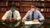 Jair Bolsonaro (derecha) usando una mascara protectora contra el coronavirus en un programa de TV.