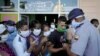 Un policía organiza una de las colas en La Habana. REUTERS/Alexandre Meneghini