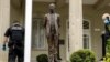 Impactos de balas en una columna a la entrada de la Embajada de Cuba en Washington.