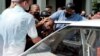 Un hombre es detenido durante una manifestación contra el gobierno del presidente cubano Miguel Díaz-Canel en La Habana, el 11 de julio de 2021.