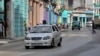 Un auto de policía patrulla las calles de La Habana. (Archivo)