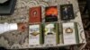 Kamaltürk Yalqun muestra los libros de su padre en abril de 2019 en Filadelfia. Yalqun Rozi, encarcelado en la República Popular China, dedicó su vida a la literatura y la educación uigures. Foto: © Jacqueline Larma/AP Images.