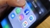 Un teléfono con las aplicaciones de redes sociales Facebook y Twitter.