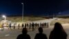 Migrantes interceptados en el cruce fronterizo entre Tijuana, México, y San Diego, California, en EEUU. (AP/Ryan Sun, Archivo)