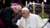 Foto Archivo. Monseñor Dionisio García Ibánez habla con el Papa Francisco en el Santuario de la Caridad del Cobre en septiembre de 2015. Ismael Francisco/Cubadebate via AP